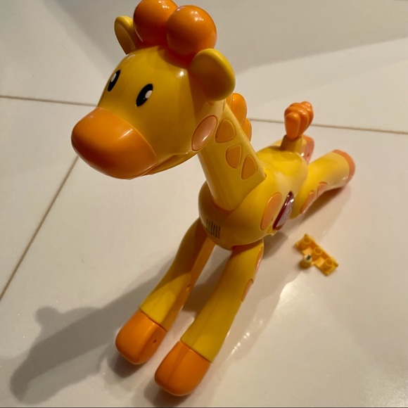Posable giraffe smart toy - Picture 2 of 7